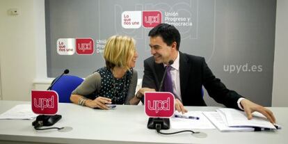 Andrés Herzog (derecha), con Rosa Díez el 10 de junio.