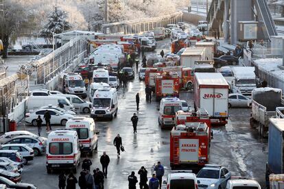 Ambulâncias e caminhões de bombeiros, perto da área do acidente.