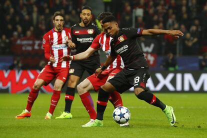 El Bayer Leverkusen y el Atlético de Madrid durante el partido.