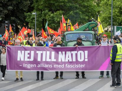 Activistas en una manifestación en apoyo a las fuerzas democráticas turcas y contra la entrada de Suecia en la OTAN, en Estocolmo, el 4 de junio.