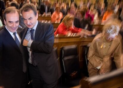 El expresidente del Gobierno José Luis Rodríguez Zapatero conversa con José Antonio Alonso en el Congreso de los Diputados, en 2008.