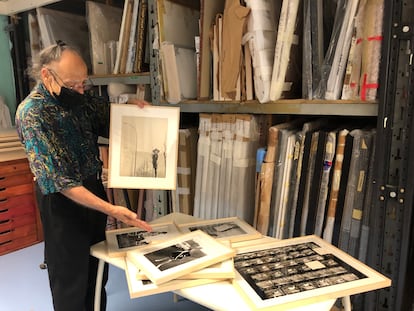 Miralda mostrando algunas de sus fotografías inéditas que se podrán ver en una exposición.