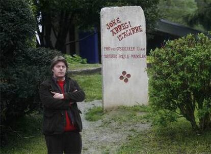 Raúl Vázquez posa ante el monolito dedicado a José Luis Geresta en una imagen de archivo.