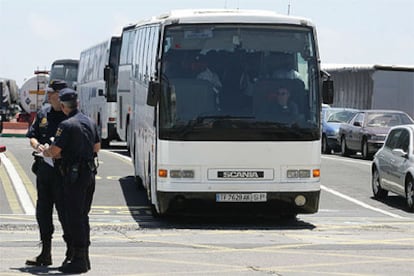 Los inmigrantes llegados el jueves a Tenerife, trasladados ayer en autobuses.
