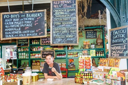 Un puesto de comida local en el barrio francés de Nueva Orleans.