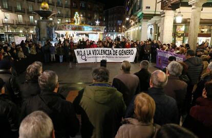 Un grupo de personas protesta en una plaza de Valladolid contra la violencia machista, en una imagen de archivo.