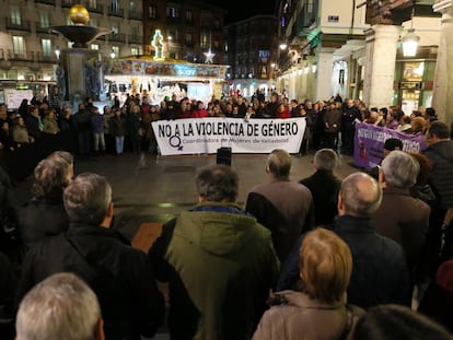 Un grupo de personas protesta en una plaza de Valladolid contra la violencia machista, en una imagen de archivo.