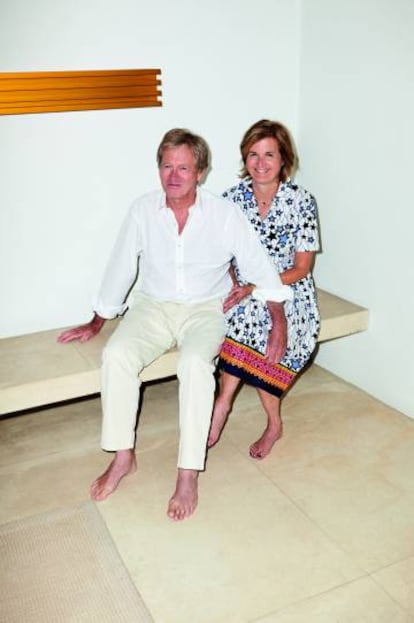 John Pawson y su mujer, Catherine, fotografiados para ICON DESIGN en una esquina de su salón, junto a una obra de Donald Judd. |