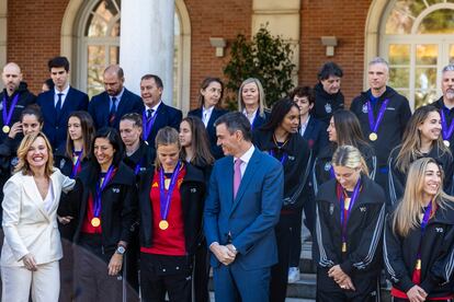 El presidente del Gobierno, Pedro Sánchez, junto a Irene Paredes, capitana de la selección española femenina, este jueves en La Moncloa.