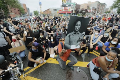 Un hombre sujeta la imagen de Breonna Taylor, asesinada por la policía, durante una concentración antirracista en Nueva York.