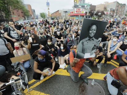 Un hombre sujeta la imagen de Breonna Taylor, asesinada por la policía, durante una concentración antirracista en Nueva York.