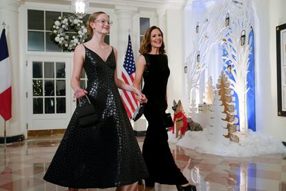 Al evento asistieron figuras destacadas de los medios de comunicación, de la política y de la industria del entretenimiento. Entre ellos, destacó la presencia de la actriz Jennifer Garner, que acudió a la cita con su hija de 17 años, Violet Affleck.