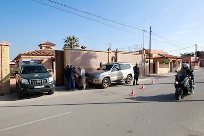 Controles policiales de la Guardia Civil en La Línea de la Concepción (Cádiz), dentro de la operación en la que han detenido a 59 personas de una organización dedicada al narcotráfico.