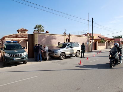 Controles policiales de la Guardia Civil en La Línea de la Concepción (Cádiz), dentro de la operación en la que han detenido a 59 personas de una organización dedicada al narcotráfico.