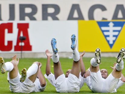 Ronaldo, Robihno y Roberto Carlos hacen la <i>cucaracha.</i>