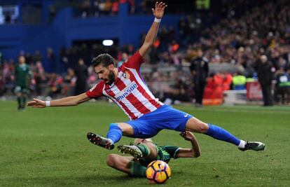 Yannick Ferreira-Carrasco, cae tras una entrada de Daniel Ceballos en un momento del partido