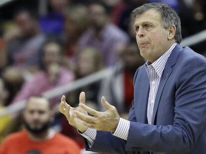 Kevin McHale, en el banquillo, en un partido con los Rockets.