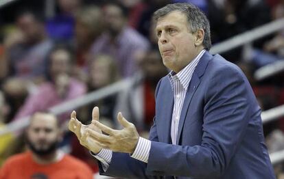 Kevin McHale, en el banquillo, en un partido con los Rockets.