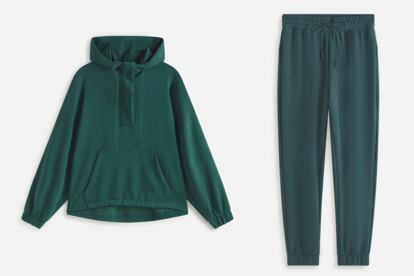 Sudadera con capucha y bolsillo (35,99 €) y pantalón jogger (29,99 €) de Oysho.