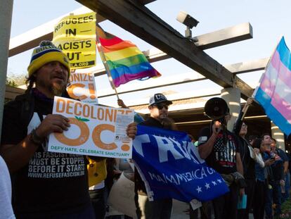 Manifestantes a favor y en contra de los inmigrantes en el Ayuntamiento de Los Alamitos, mientras debatía rebelarse contra California, el lunes 16.