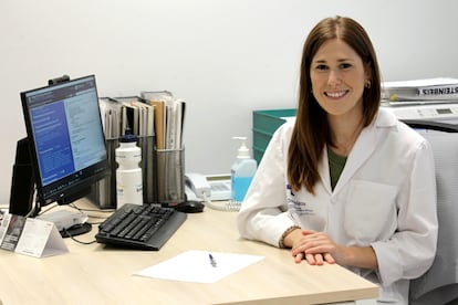 Joana de Miguel, en su consulta del centro de salud Bombero Etxaniz.