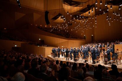 El público ovaciona a Kirill Petrenko y la Filarmónica de Berlín al final del concierto, el viernes en Zaragoza.