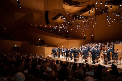 El público ovaciona a Kirill Petrenko y la Filarmónica de Berlín al final del concierto, el viernes en Zaragoza.