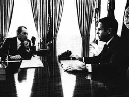 Nixon con su ayudante H. R. Haldeman, jefe de todos los consejeros presidenciales, en el despacho Oval de la Casa Blanca en julio de 1973.