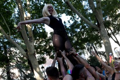 Participantes del desfile del Orgullo en el paseo del Prado de Madrid. 