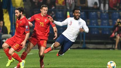 Danny Rose, derecha, durante el Inglaterra-Montenegro.