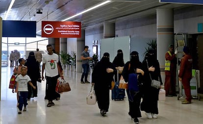Varias mujeres saudíes, el pasado junio en el aeropuerto de Abha, en el suroeste de Arabia Saudí.