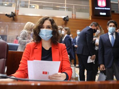 La presidenta de la Comunidad de Madrid, Isabel Díaz Ayuso, antes de que comience la sesión de control al Gobierno en la Asamblea.