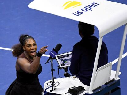 La tenista estadounidense Serena Williams grita al árbitro Carlos Ramos en la final femenina del Open de Tenis de Estados Unidos 2018 en Nueva York (EE UU), el 8 de septiembre de 2018.