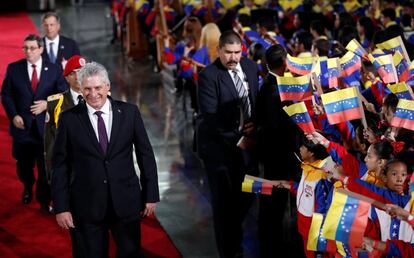 El presidente de Cuba, a su llegada a la Corte Suprema para asistir a la ceremonia de inauguración del segundo mandato de Maduro, en Caracas. 