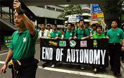 Marcha de protesta por la <i>muerte</i> de la autonomía celebrada ayer ante la oficina de Pekín en Hong Kong.