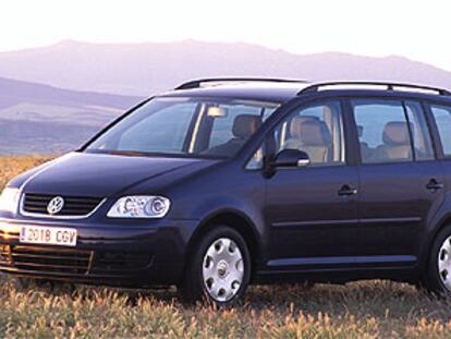 Sencillo y discreto. La línea del Touran busca la funcionalidad. El frontal transmite la imagen de robustez de los Volkswagen, y los ángulos cuadrados y el perfil recto del lateral aumentan el espacio interior.