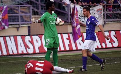 Razak, el portero del Guadalajara, en el último partido del equipo, ante el Almería.