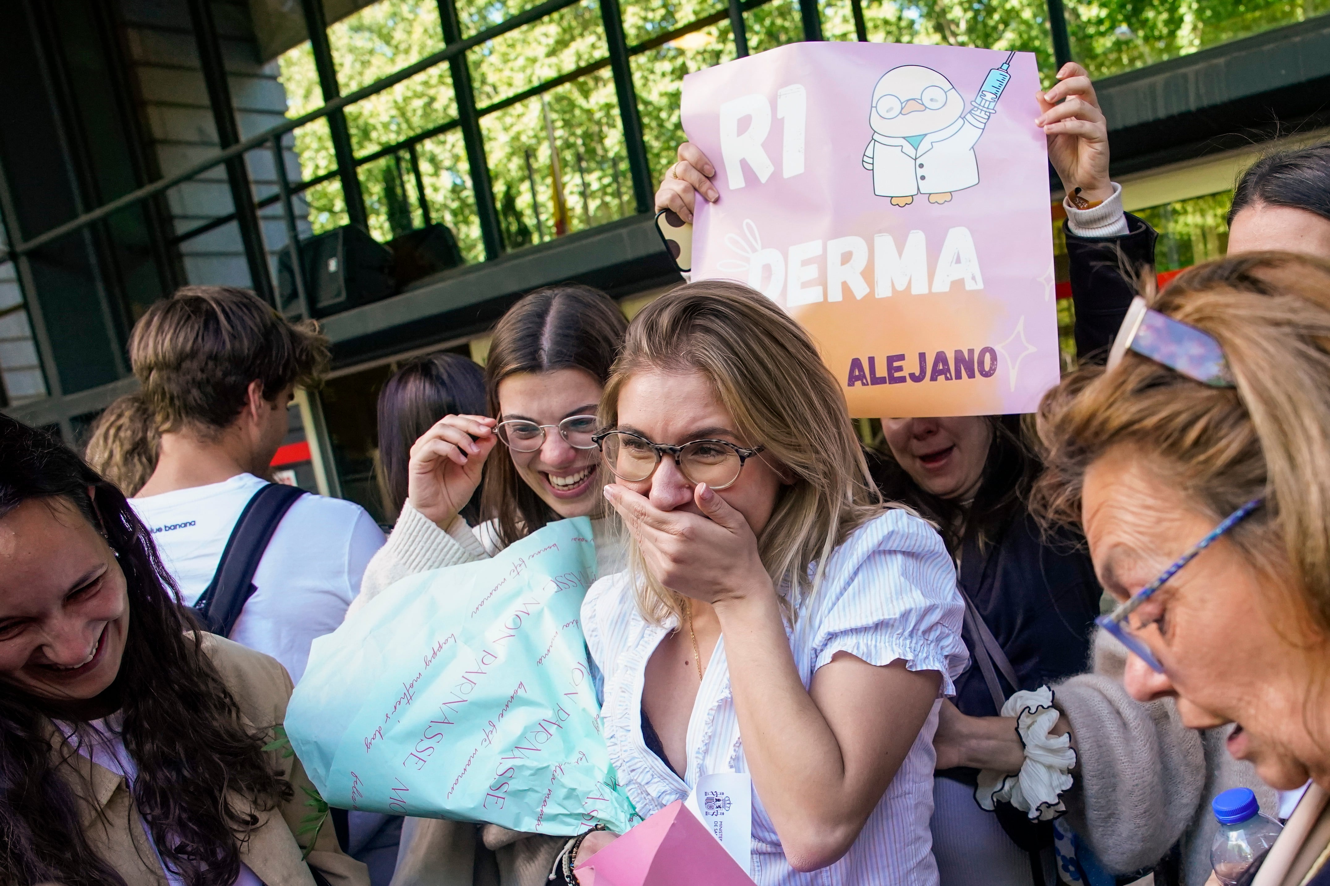 Médicos Internos Residentes celebran su elección de plazas con amigos y familiares frente al Ministerio de Sanidad en Madrid. 