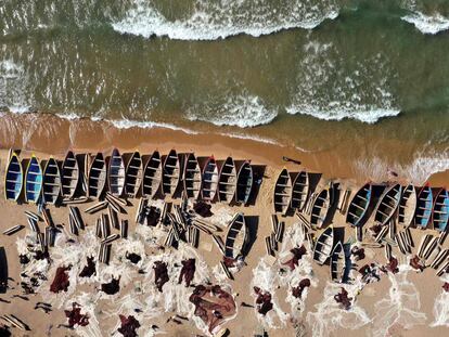 Barcos de pesca en la orilla del lago Malawi en el pueblo de Senga (Malawi).