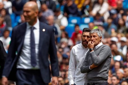 Setién, junto a su segundo Sarabia, en el Bernabéu. 