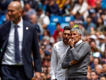 Setién, junto a su segundo Sarabia, en el Bernabéu. 