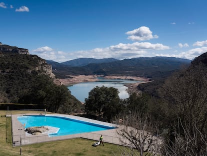 El pantano de Sau (Barcelona), visto desde el Parador de Vilanova, del que se está trasvasando agua al de Susqueda ante la severa sequía.