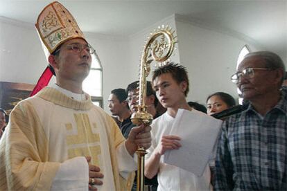 El obispo católico chino Zhan Silu, ayer durante la toma de posesión de su diócesis.