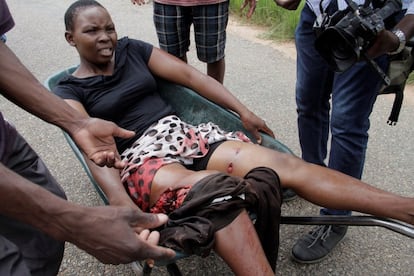 Una mujer herida por un disparo de la policía es evacuada durante el primer día de la huelga general convocada en Harare.