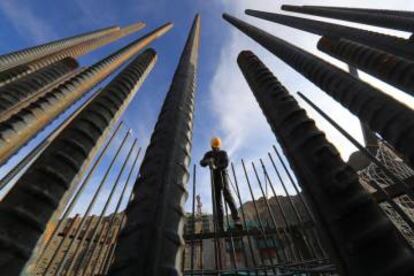 Barras de acero en la construcción de una autovía en China.