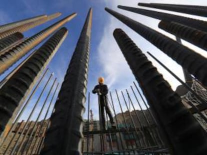 Barras de acero en la construcción de una autovía en China.