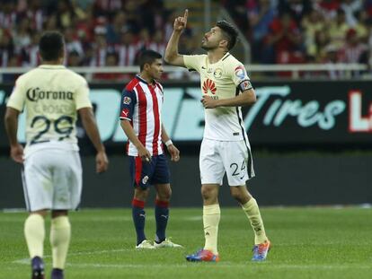 Oribe Peralta celebra el gol contra Chivas