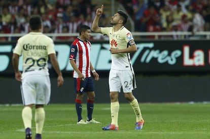 Oribe Peralta celebra el gol contra Chivas