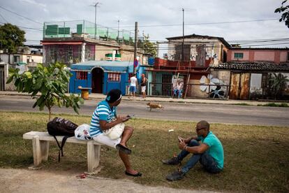 Multitud de jóvenes y gente de todas las edades acuden para conectarse a este como otros puntos de la Habana.