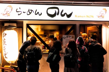 Varias personas hacen cola en un restaurante de ramen en el barrio de Gion, en Kioto.